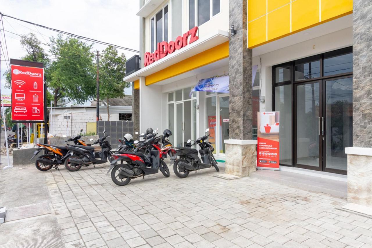Reddoorz Syariah @ Kebraon Hotel Surabaya Ngoại thất bức ảnh